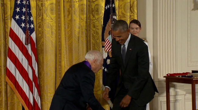 Obama'nın pantolonunu indirmeye çalıştı